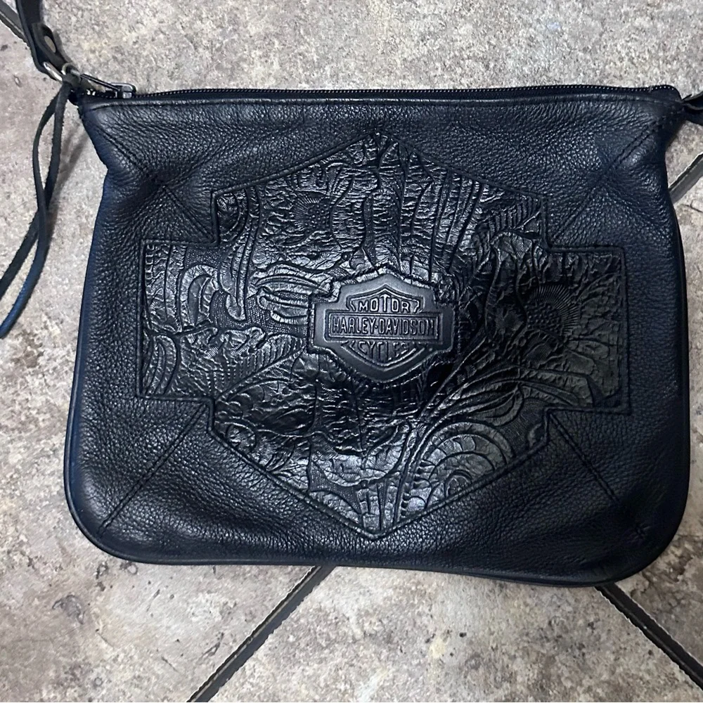 Harley-Davidson Black Embossed Leather Crossbody Bag with adjustable straps. - Picture 2 of 4